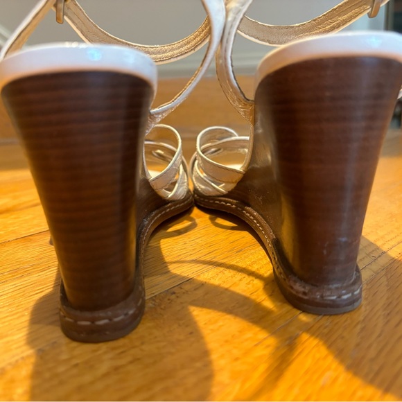 MICHAEL Kors White Molly Naplak
Wedge Sandals size 8 - Picture 3 of 7